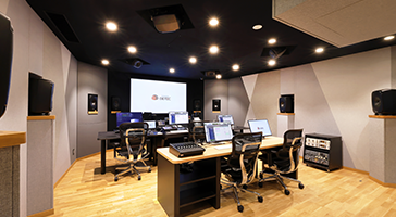 映画の撮影所に匹敵するフォーリーステージとDolby Atmos Home対応のMA